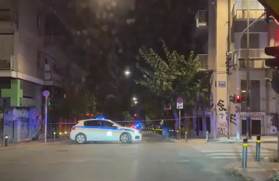 Αστυνομικοί σε αποκλεισμένο δρόμο στο κέντρο της Αθήνας