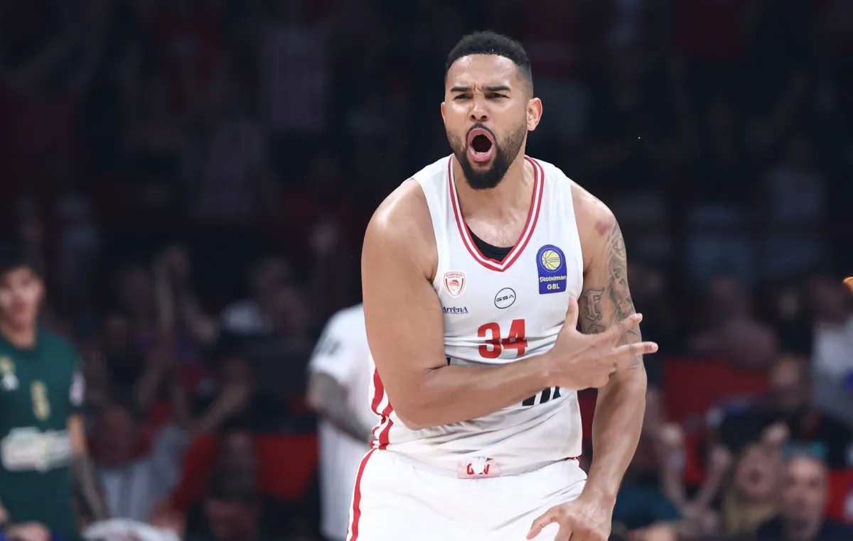 Παίκτες του Ολυμπιακού σε αγώνα Euroleague κόντρα στη Βίρτους
