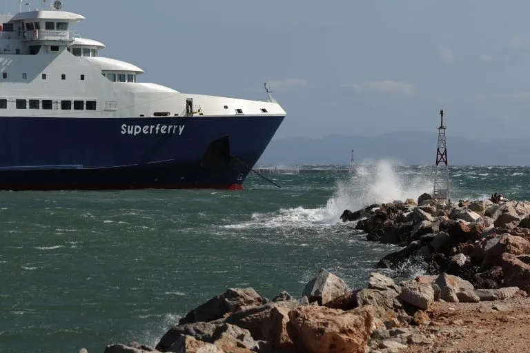 Πλοίο στο λιμάνι με ισχυρούς ανέμους