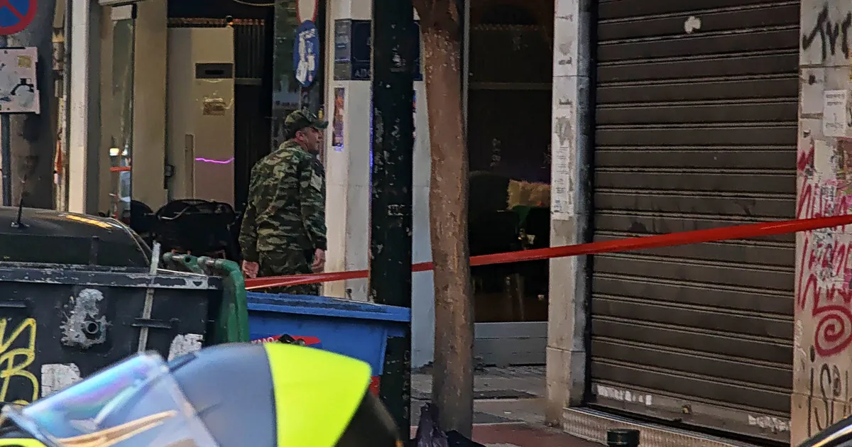 Αστυνομικοί στο σημείο της επίθεσης με χειροβομβίδα στην Αχαρνών