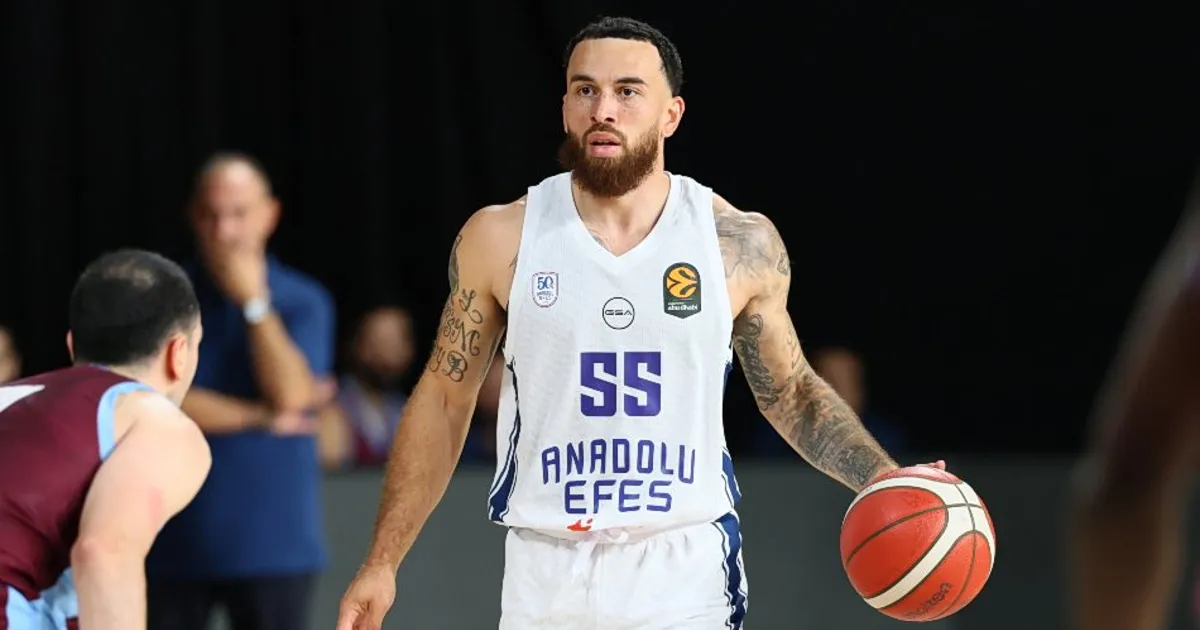 Ο Μάικ Τζέιμς τραυματισμένος στο παρκέ της Euroleague