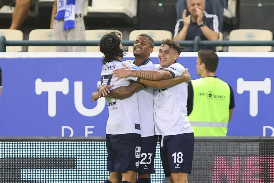 Παίκτες πανηγυρίζουν γκολ σε αγώνα Super League