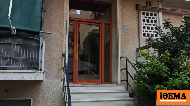 Αστυνομικοί έξω από πολυκατοικία στο Παγκράτι