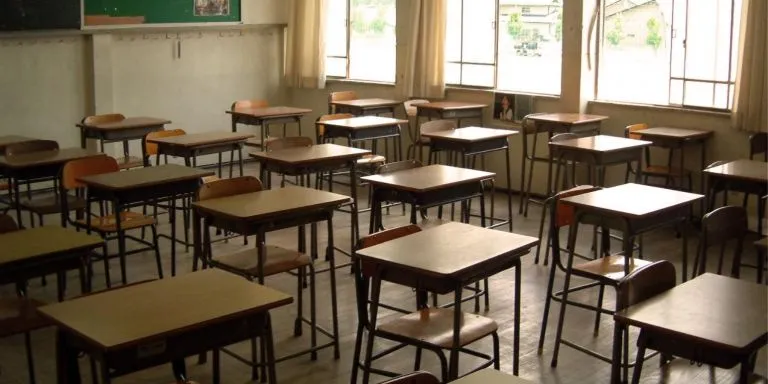 Πυροσβέστες έξω από σχολικό συγκρότημα στην Γκράβα
