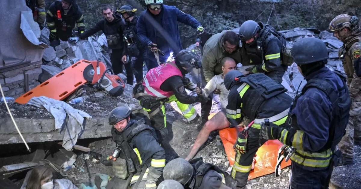 Καταστροφές από ρωσική επίθεση σε πολυκατοικία στη Ζαπορίζια