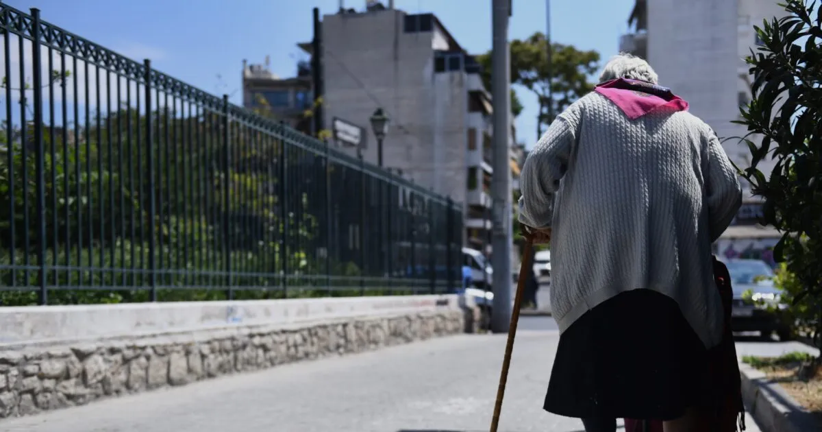 Ηλικιωμένη γυναίκα μιλάει στο τηλέφωνο ανήσυχη