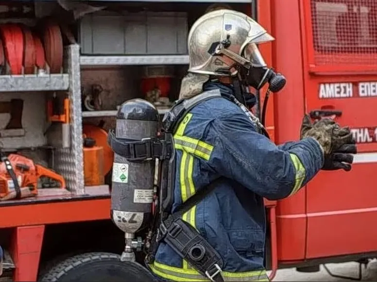 Πυροσβέστες επιχειρούν σε φωτιά στην Άντισσα Λέσβου