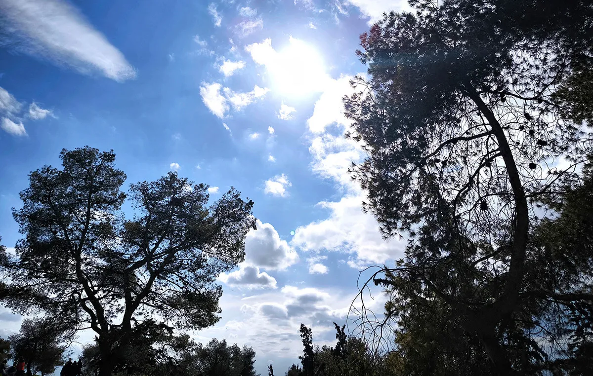 Ηλιόλουστος καιρός με καθαρό γαλάζιο ουρανό