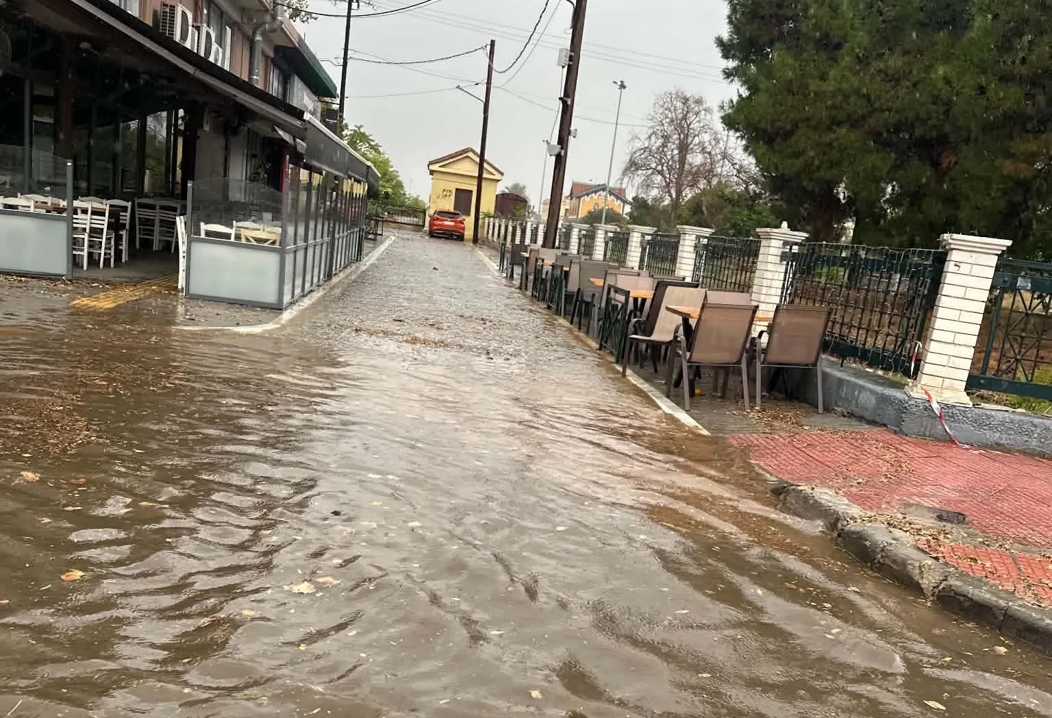 Πλημμυρισμένος δρόμος στον Βόλο μετά από καταιγίδα με χαλάζι