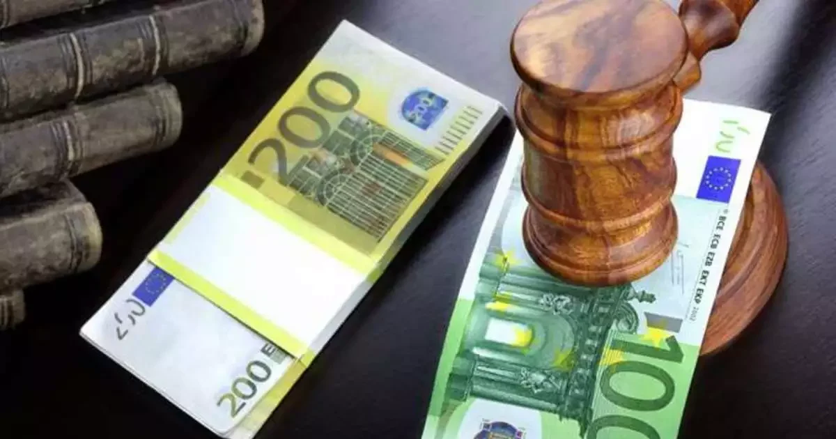 Φορολογούμενος ελέγχει πρόστιμο φορολογικού ελέγχου σε υπολογιστή