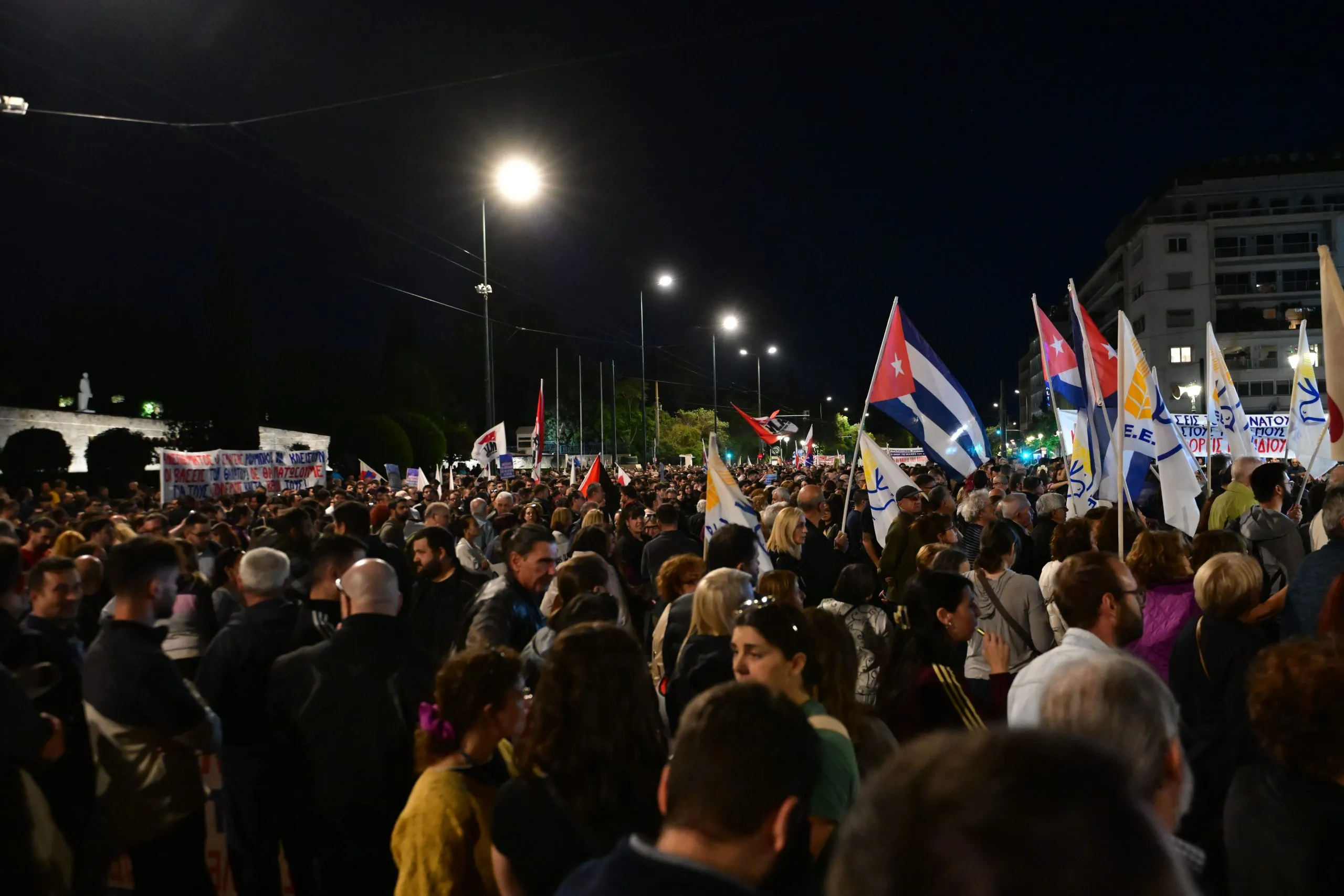 Διαδηλωτές σε αντιπολεμικό συλλαλητήριο στα Προπύλαια
