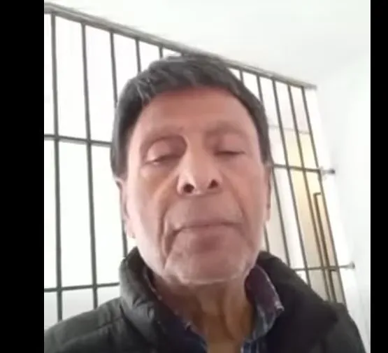 Ο Βασίλης Παϊτέρης σε βίντεο από το κρατητήριο