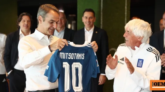 Ο Μητσοτάκης στο ξενοδοχείο της Εθνικής με τη φανέλα