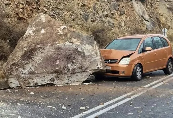 Βράχος πάνω σε αυτοκίνητο στην Ιεράπετρα
