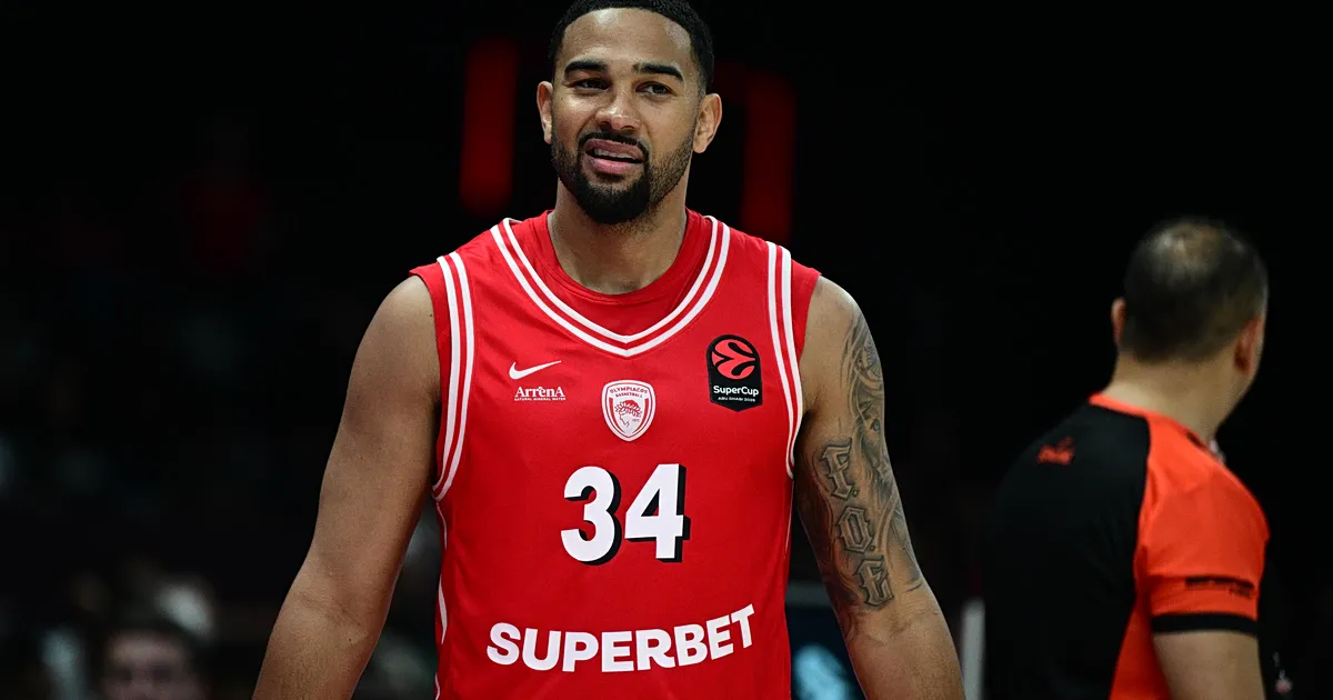 Παίκτες του Ολυμπιακού σε αγώνα Euroleague κόντρα στη Βίρτους