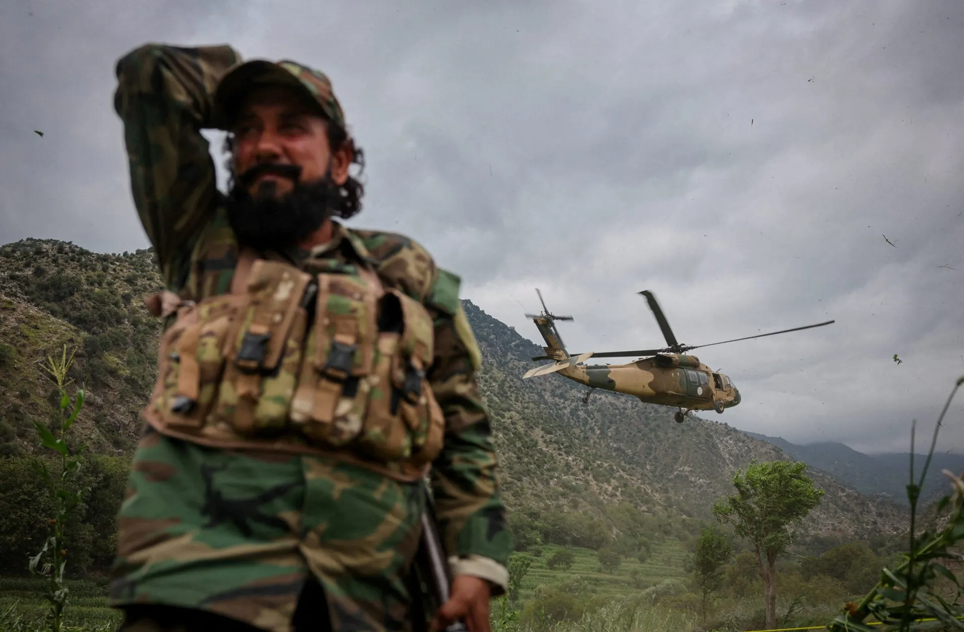 Σημαία Γαλλίας και σύνορα Αφγανιστάν συμβολικά