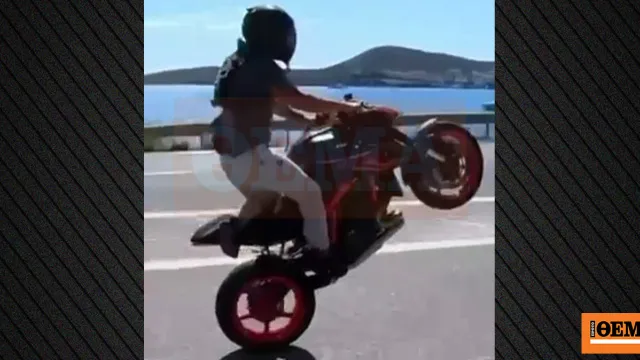 Μοτοσικλέτα κάνει σούζα σε δρόμο της Αθήνας