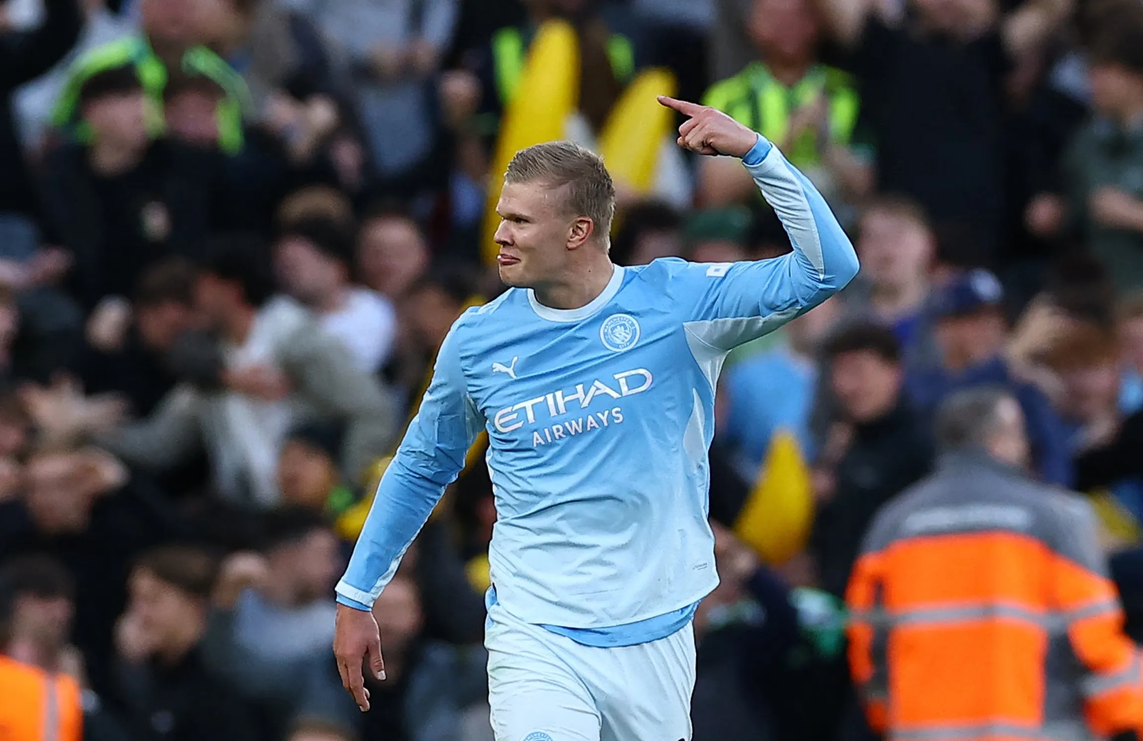 Παίκτες της Μάντσεστερ Σίτι πανηγυρίζουν γκολ στο Άνφιλντ