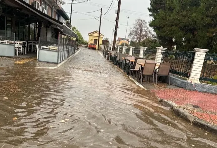 Πλημμυρισμένος δρόμος στον Βόλο μετά από καταιγίδα με χαλάζι