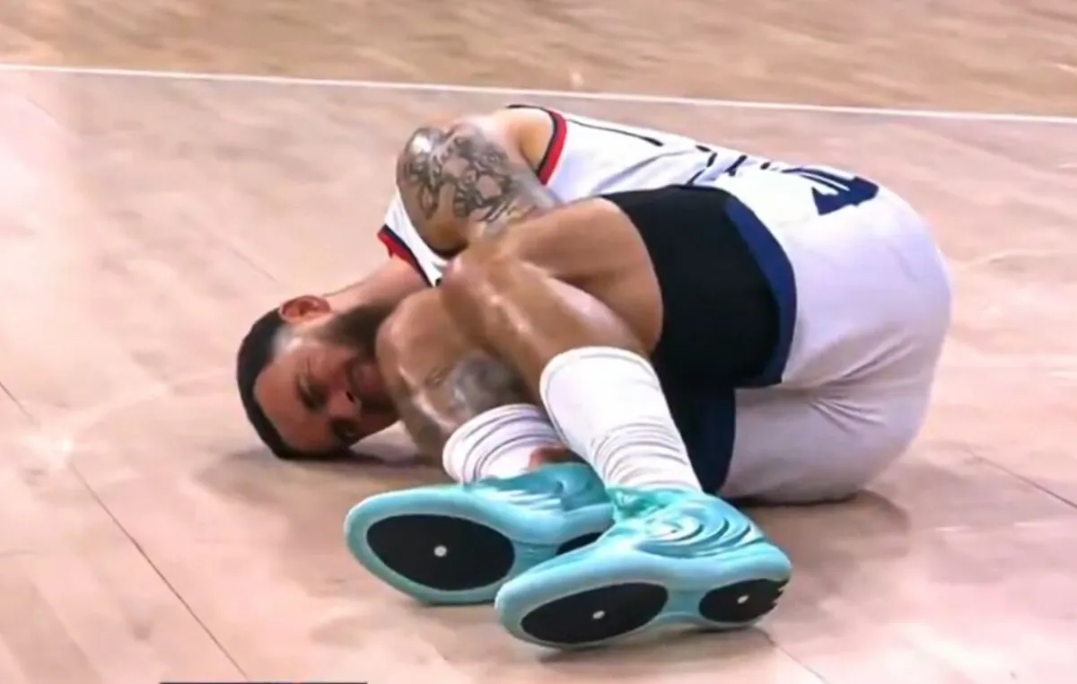 Ο Μάικ Τζέιμς τραυματισμένος στο παρκέ της Euroleague