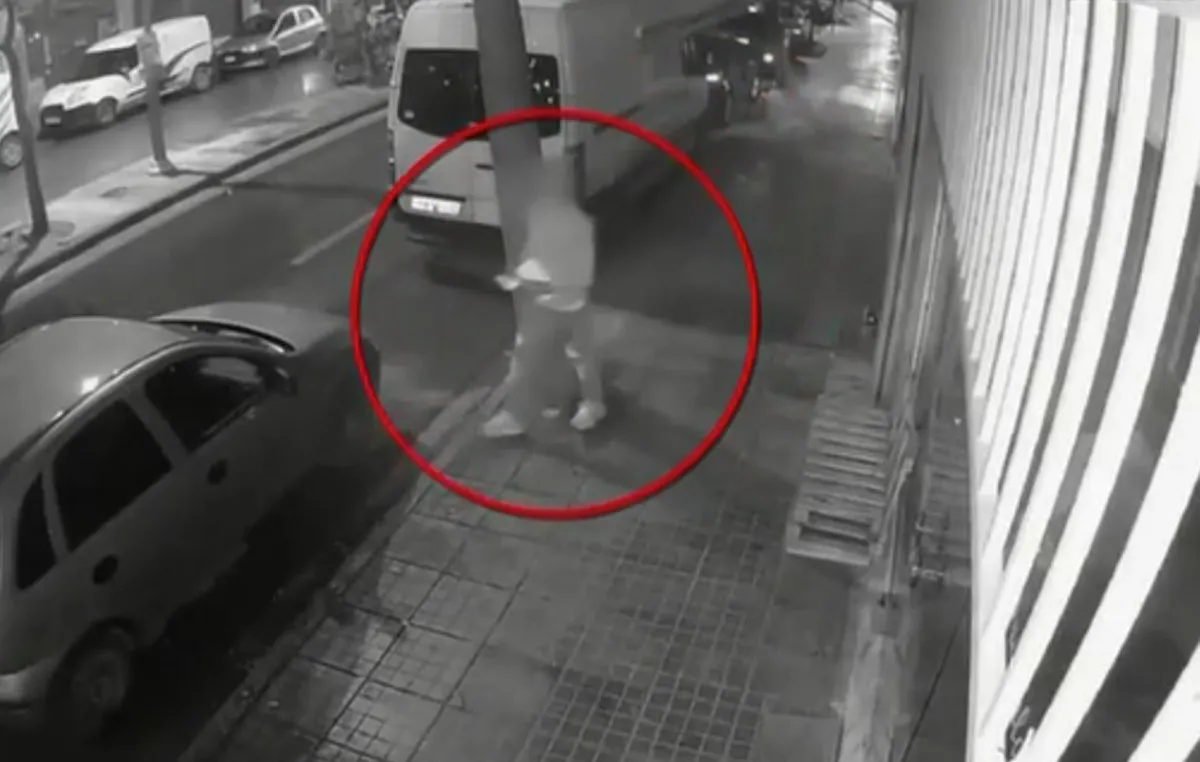 Φάκελοι με προσωπικά στοιχεία σε παρμπρίζ αυτοκινήτου στο Ηράκλειο