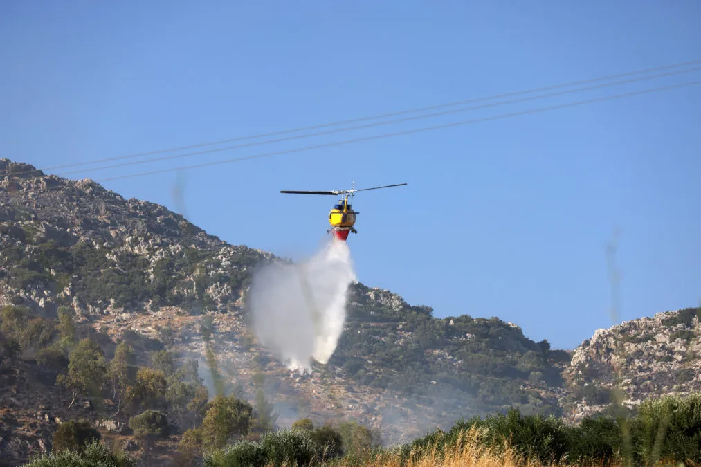 Πυροσβεστικό αεροσκάφος σε κατάσβεση πυρκαγιάς στην Ευρυτανία