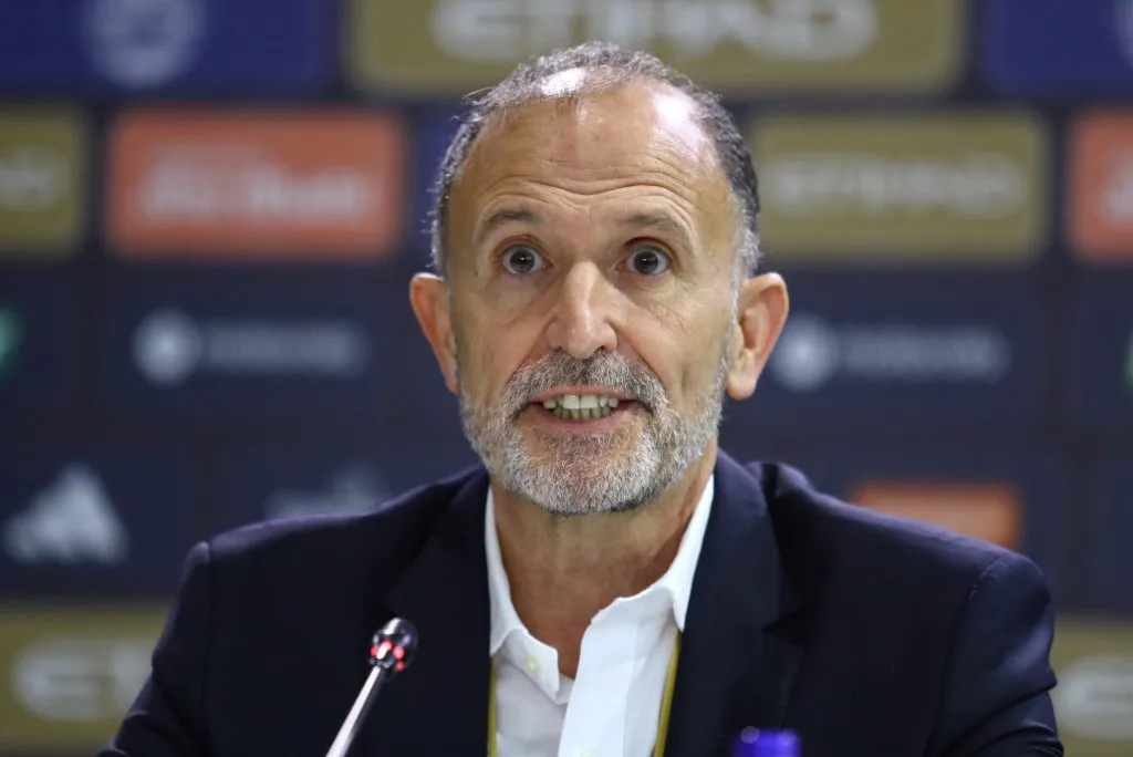 Λογότυπα Euroleague και NBA σε παρκέ μπάσκετ