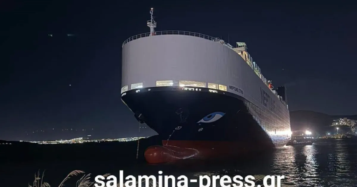 Πλοίο Neptune Ethos προσαραγμένο στη Σαλαμίνα