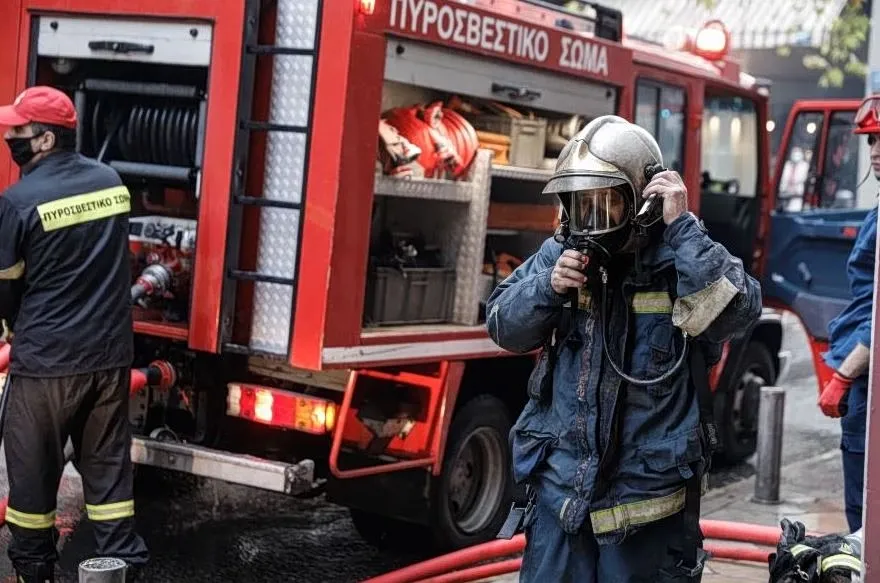 Πυροσβέστες επιχειρούν σε φωτιά σε διαμέρισμα στη Θεσσαλονίκη