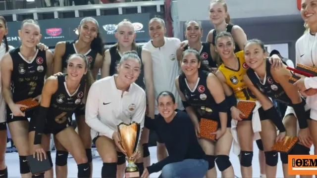 Παίκτριες βόλεϊ πανηγυρίζουν στον τελικό του τουρνουά Καρέλιας