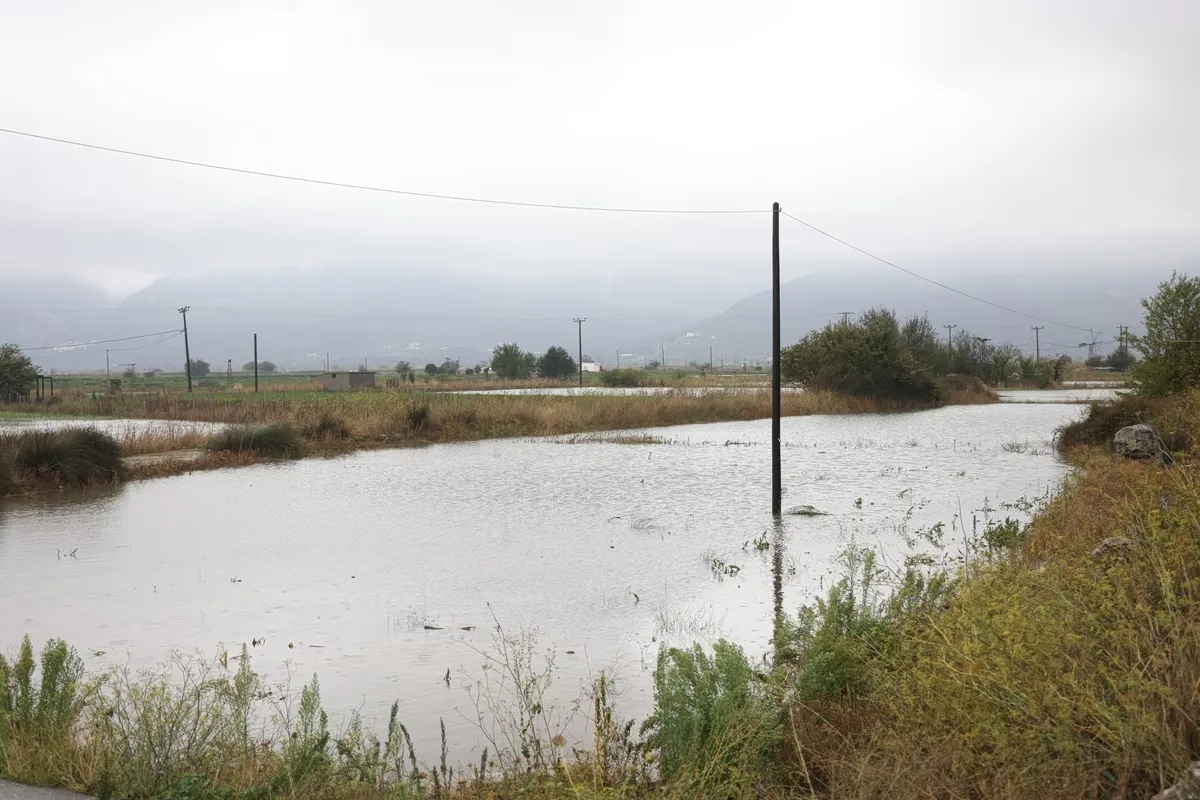Κυκλοφοριακές ρυθμίσεις σε δρόμο με πινακίδες σήμανσης