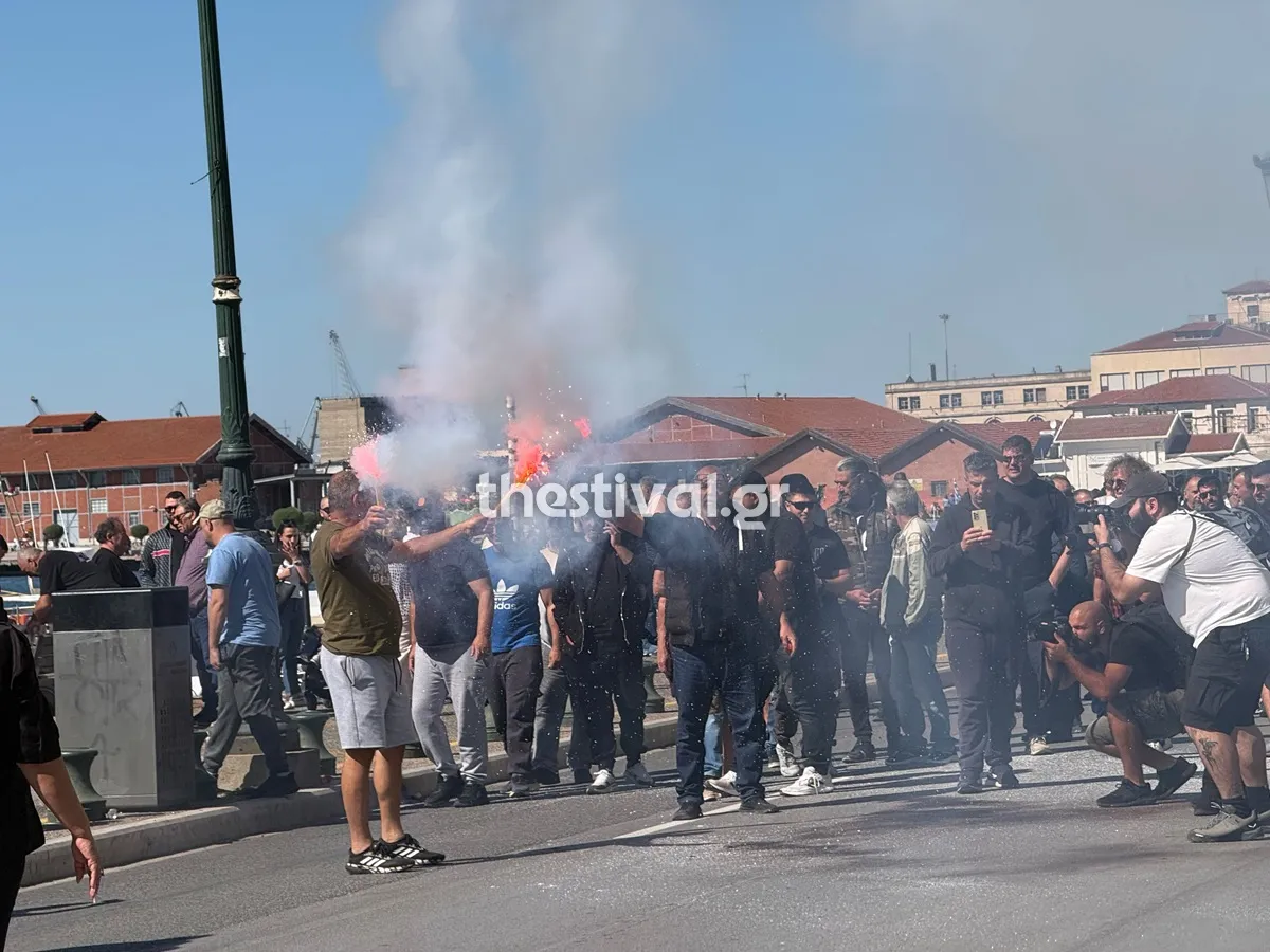 Αλιείς διαμαρτύρονται στη Λεωφόρο Νίκης στη Θεσσαλονίκη