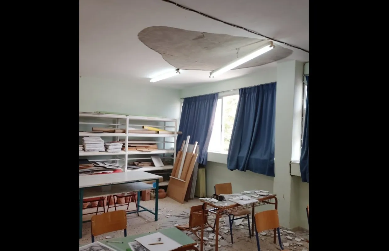 Σχολική αίθουσα με ζημιά στην οροφή από πτώση σοβά