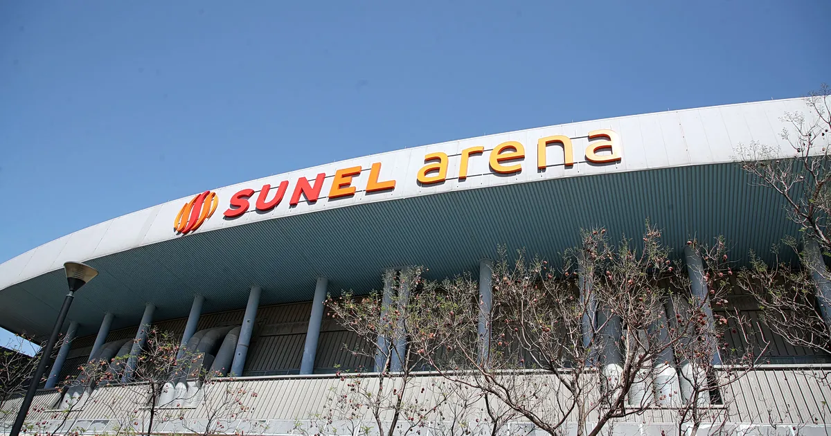 Φίλαθλοι του Ολυμπιακού έξω από τη SUNEL Arena