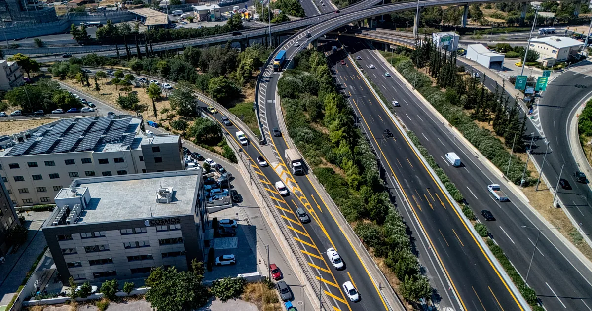 Κυκλοφοριακές ρυθμίσεις σε δρόμο με πινακίδες σήμανσης