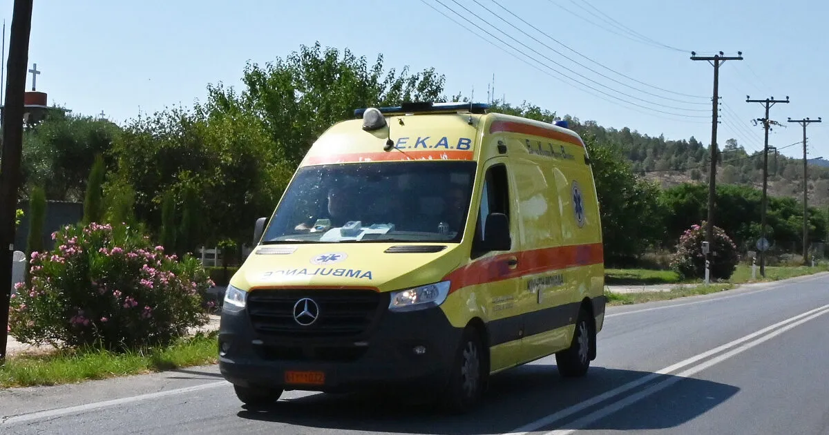 Ασθενοφόρο ΕΚΑΒ σε σημείο τροχαίου δυστυχήματος στα Χανιά