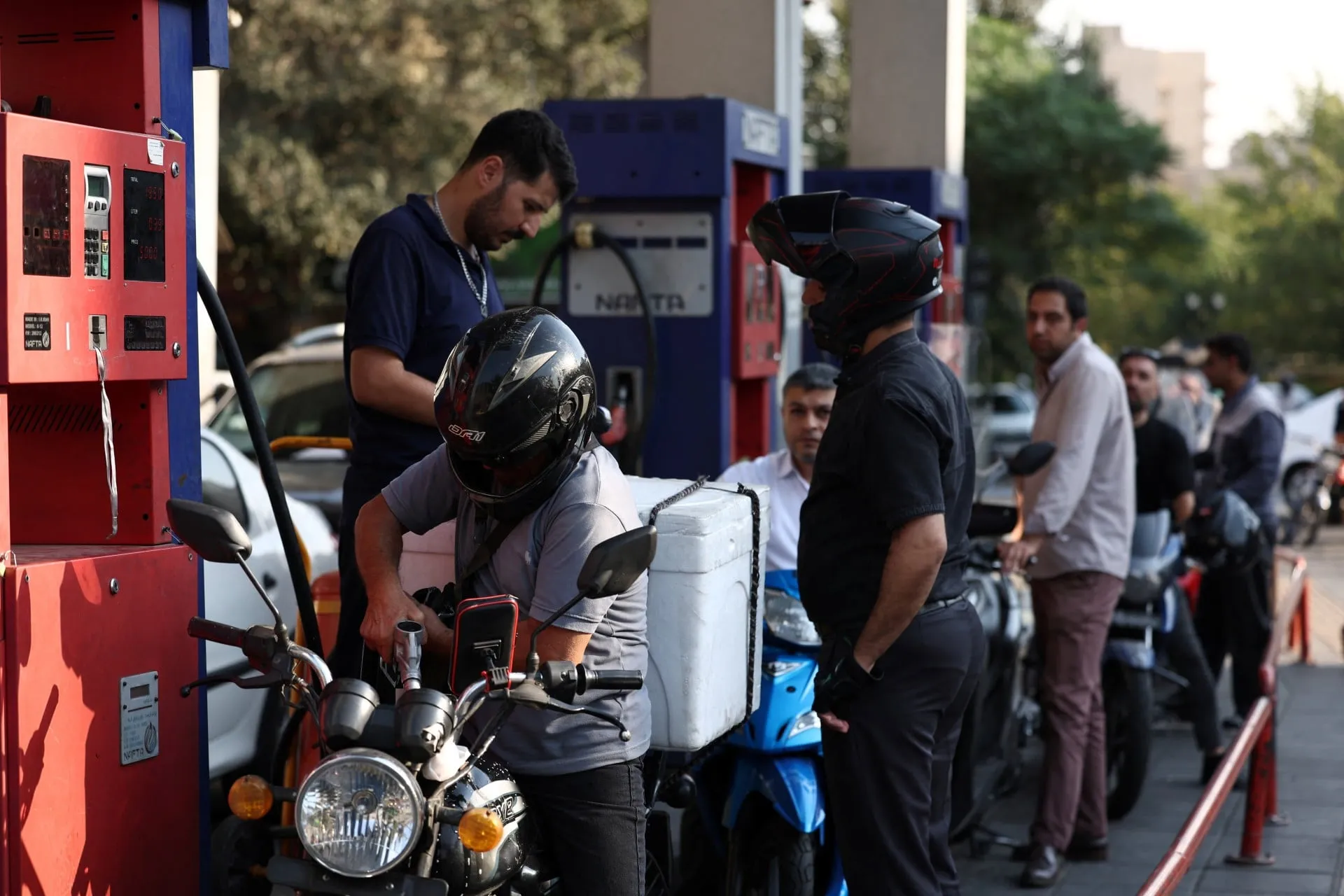 Πρατήριο καυσίμων με ουρά αυτοκινήτων στο Ιράν