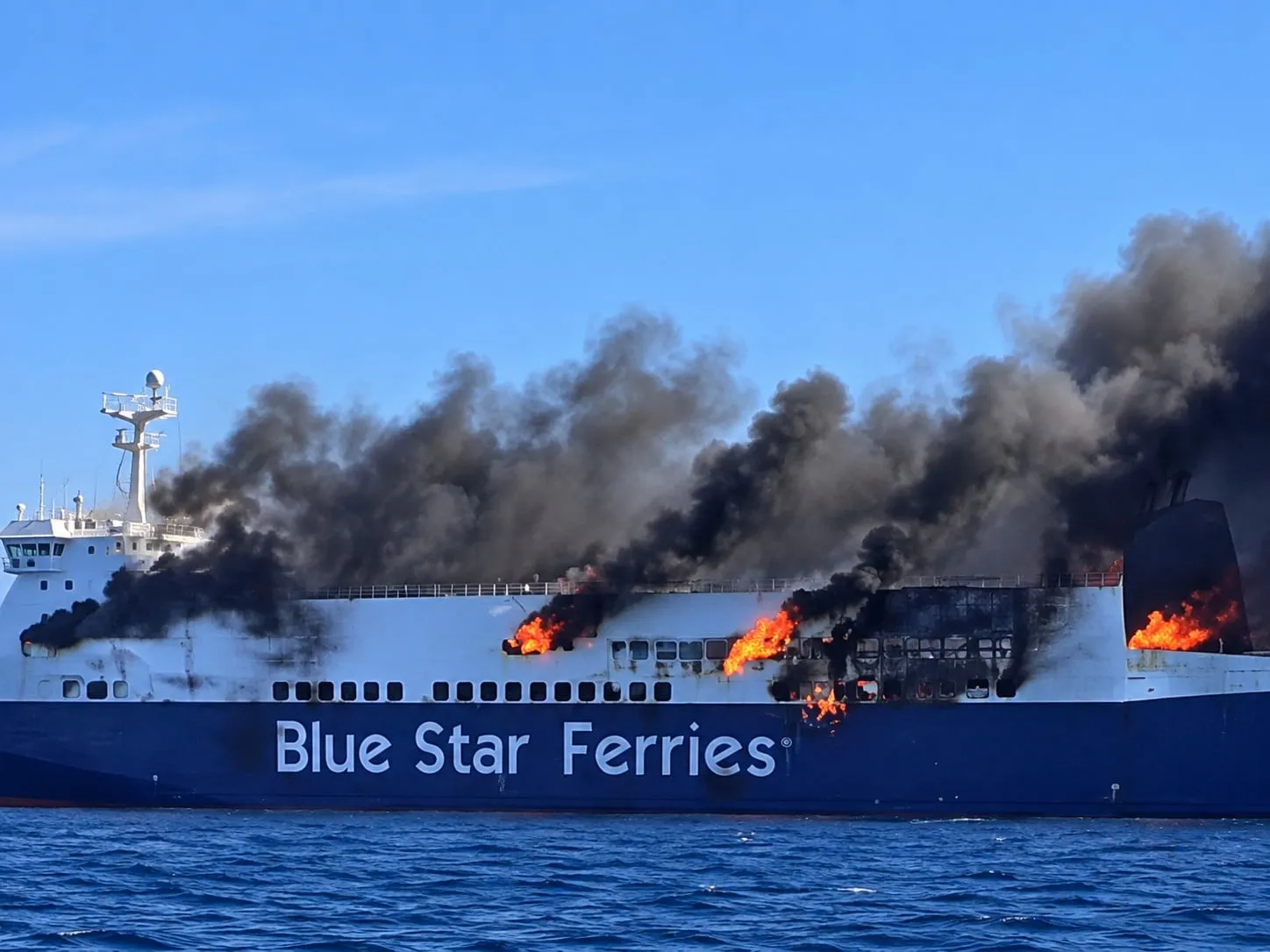 Το πλοίο Blue Carrier 2 ανοικτά της Τήνου μετά την πυρκαγιά