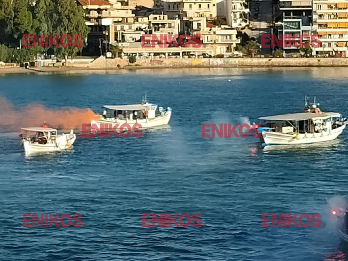 Αλιείς διαμαρτύρονται με δεμένα σκάφη στην παραλία