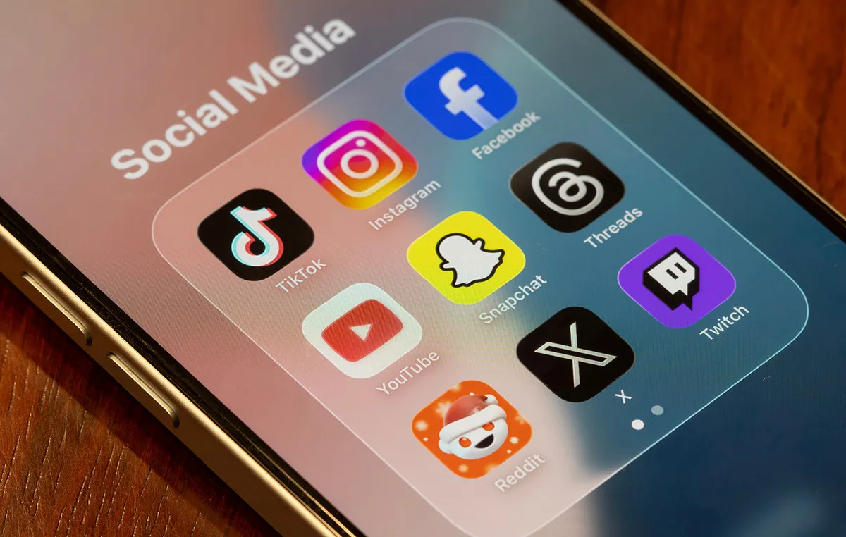 Ανήλικος χρησιμοποιεί κινητό με εφαρμογές social media