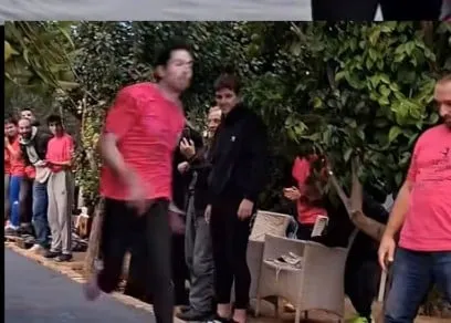 Ο Τεντόγλου κάνει άλμα σε αυτοσχέδιο κήπο στην Παλλήνη