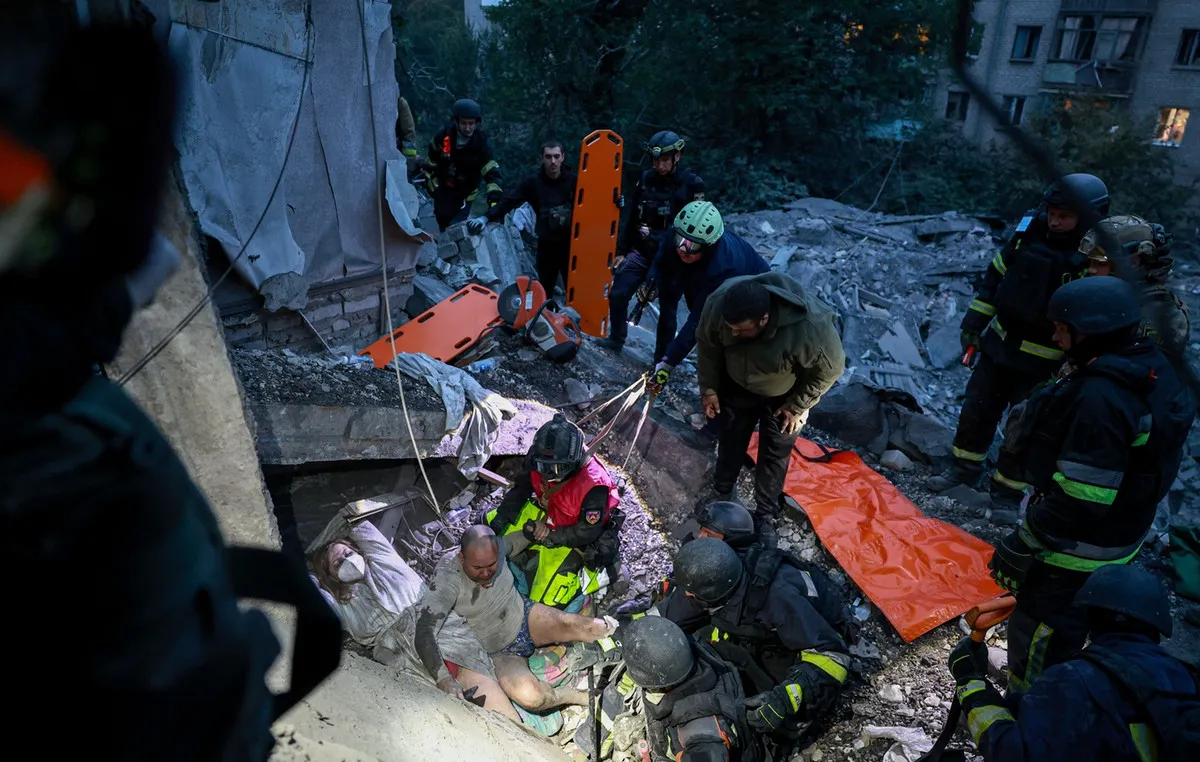 Πυροσβέστες σε κατάστημα εστίασης μετά από εμπρηστική επίθεση