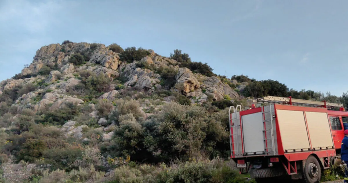 Πυροσβέστες επιχειρούν σε βραχώδες σημείο στη Λέσβο