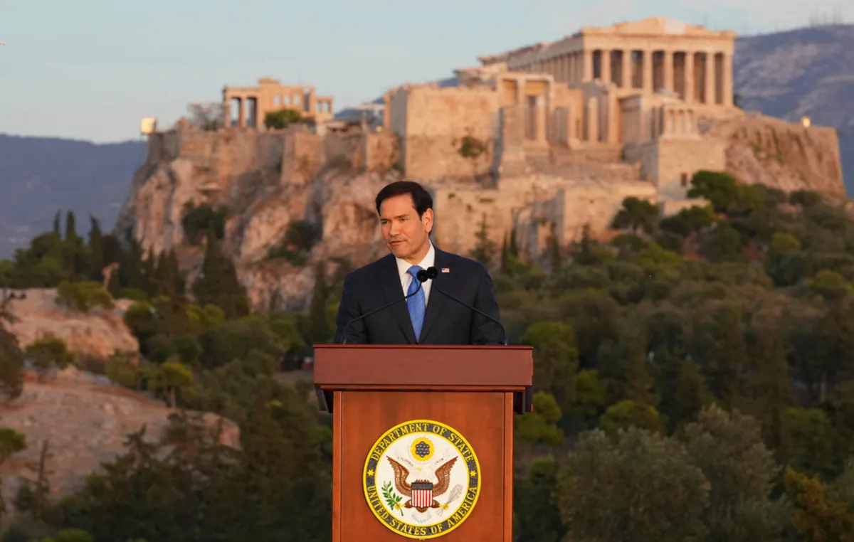 Ο Μάρκο Ρούμπιο μιλά στην Πνύκα με θέα την Ακρόπολη