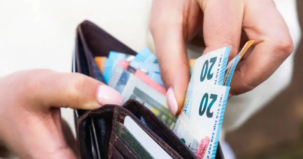 Χρήματα και τραπεζικές κάρτες για επιδόματα e-ΕΦΚΑ ΔΥΠΑ