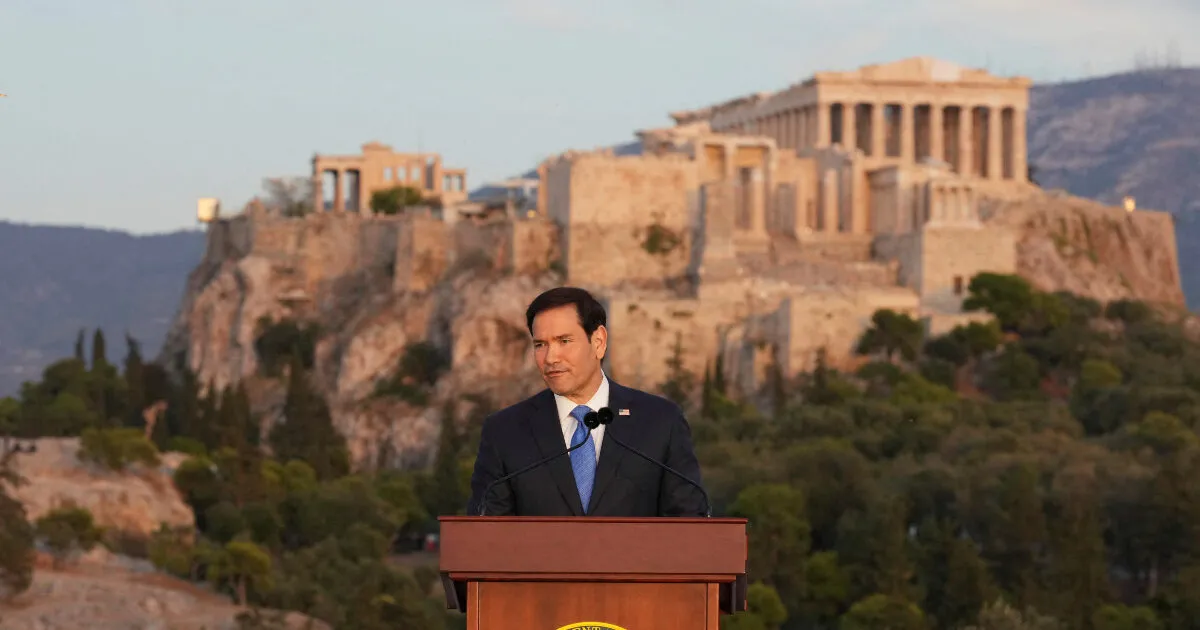 Ρούμπιο μιλάει στην Πνύκα με φόντο την Ακρόπολη