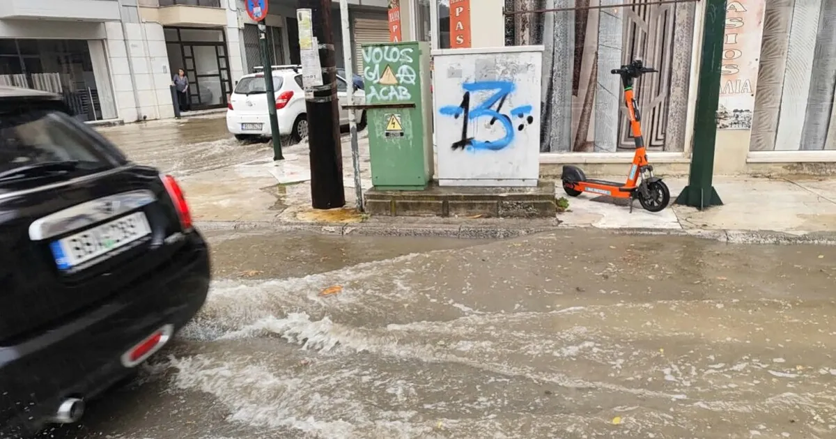 Πλημμυρισμένος δρόμος στον Βόλο μετά από καταιγίδα με χαλάζι