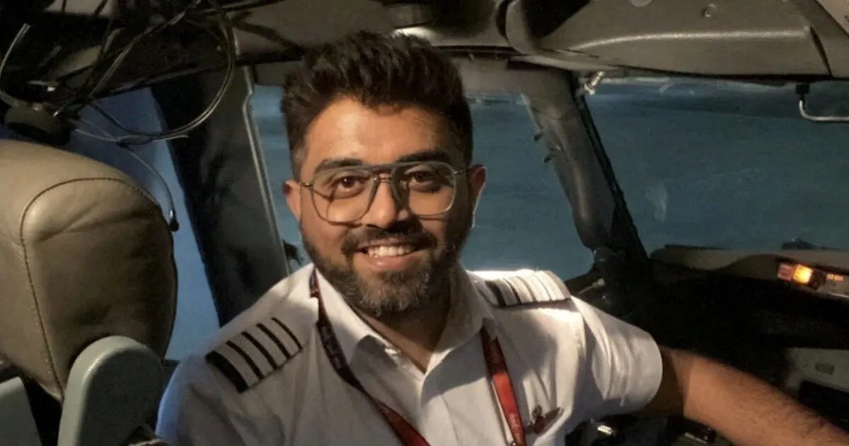Πιλότος στο πιλοτήριο αεροσκάφους flydubai