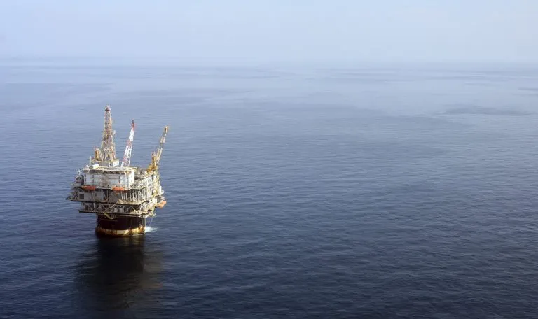 Γεωτρύπανο για ερευνητική γεώτρηση φυσικού αερίου στη θάλασσα
