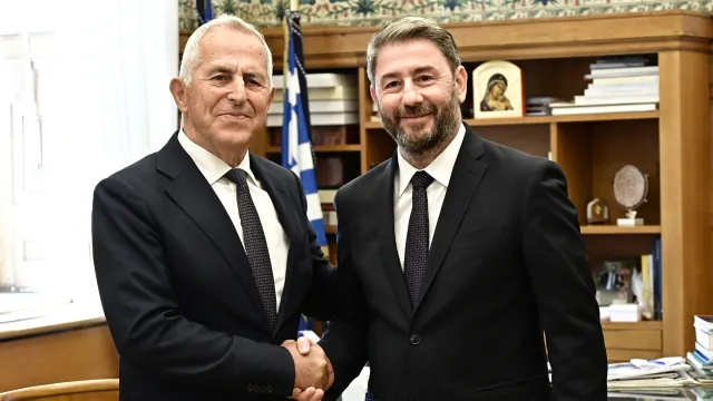 Ο Νίκος Ανδρουλάκης καλωσορίζει τον Ευάγγελο Αποστολάκη στη Βουλή